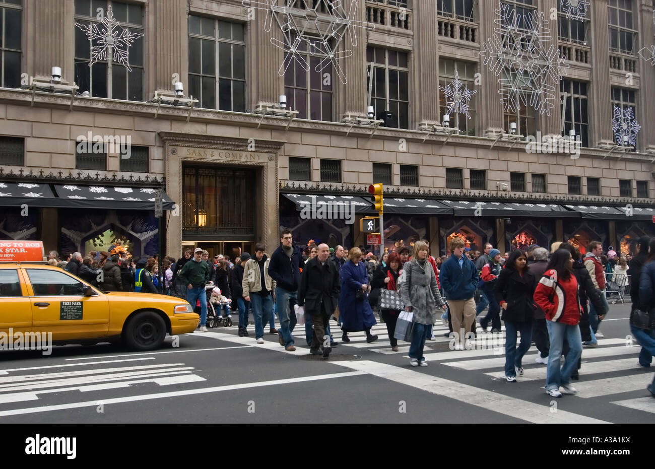 Clients de vacances décembre à Saks Fifth Avenue à New York Banque D'Images