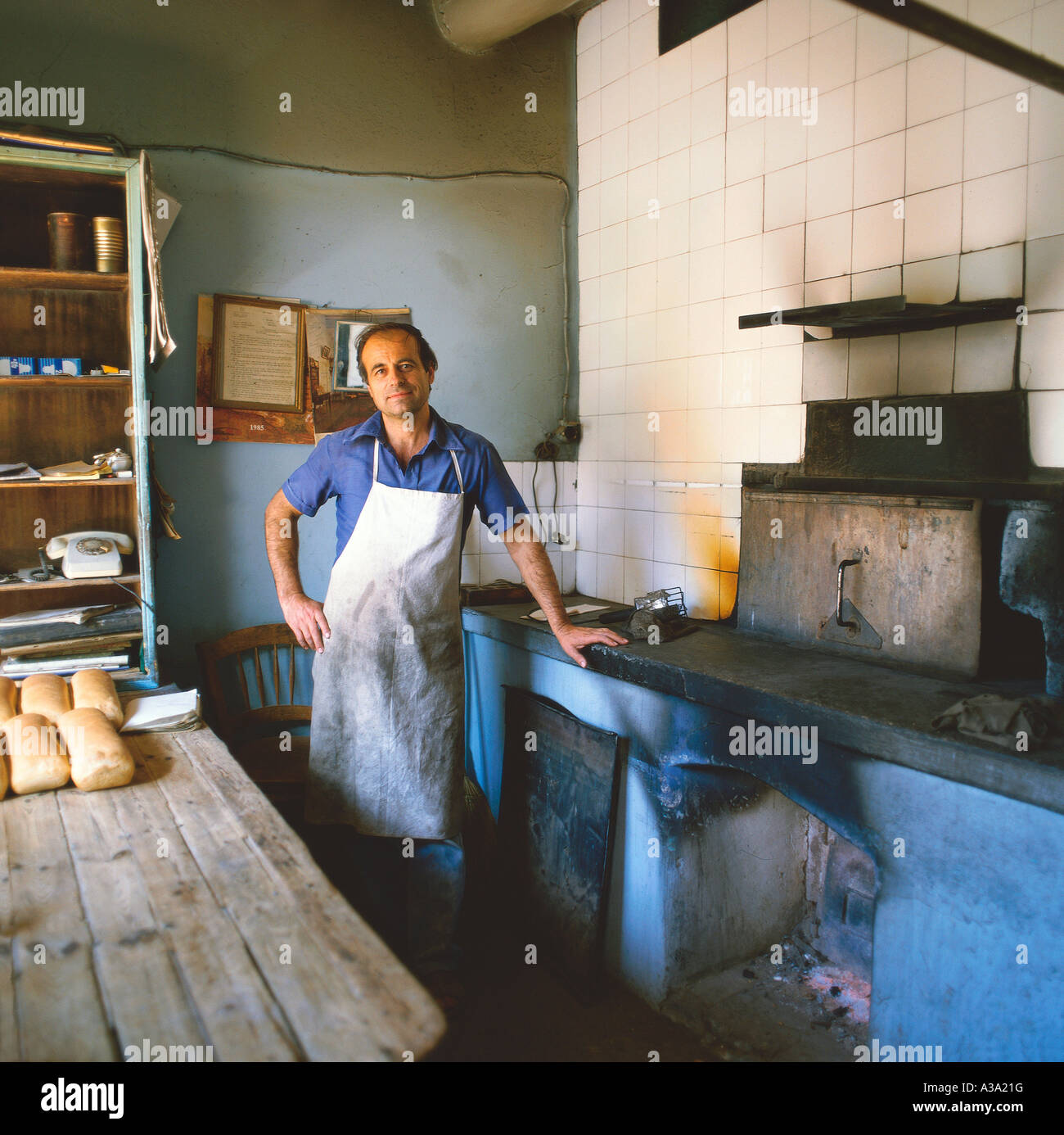 Baker en boulangerie traditionnelle grecque Grèce Lesbos Banque D'Images