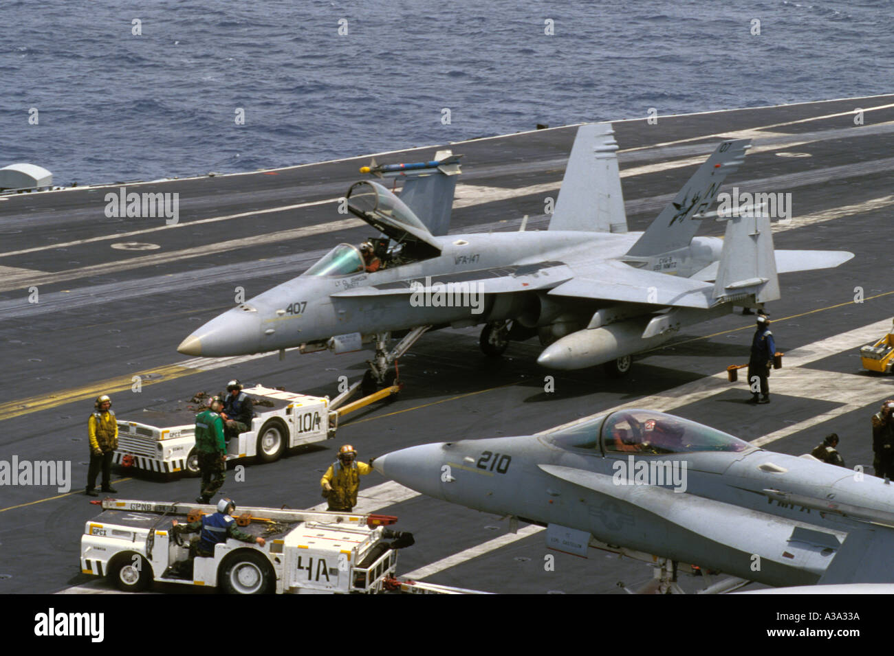 F A 18 Hornet remorqué sur le pont du porte-avions Nimitz CVN 68 Banque D'Images