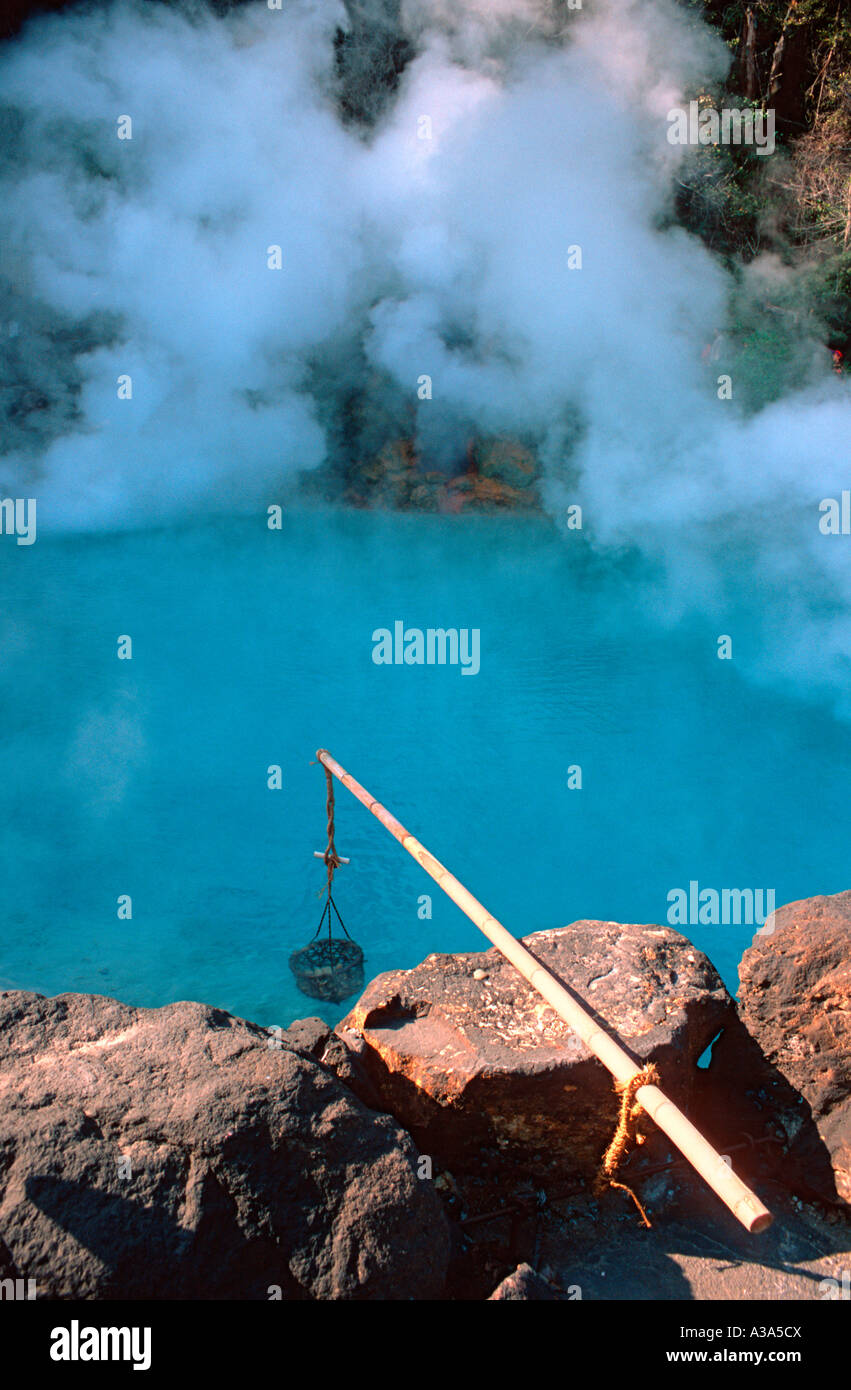 Faire bouillir un oeuf dans la piscine géothermique Umi Jigoku enfer mer Japon Beppu Banque D'Images