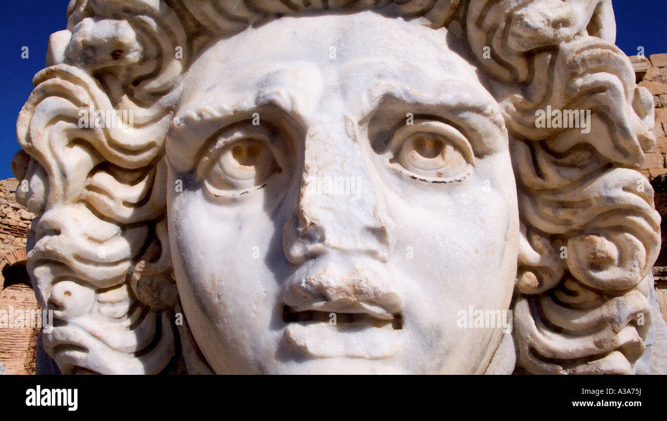 Tête de Méduse sculptée au Forum de Severus Leptis Magna Libye Banque D'Images