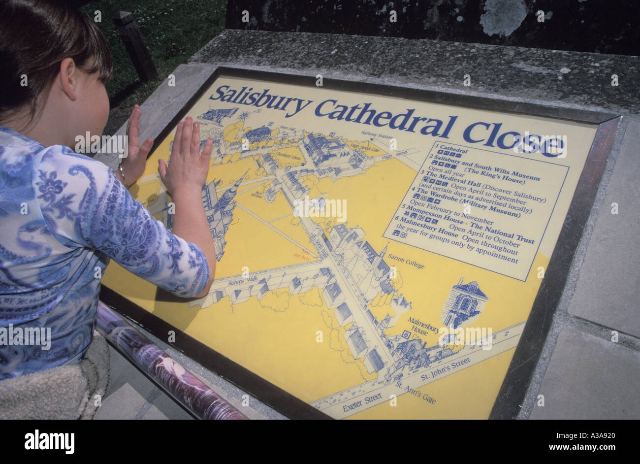 Dix ans, fille, et signer la cathédrale de Salisbury Banque D'Images