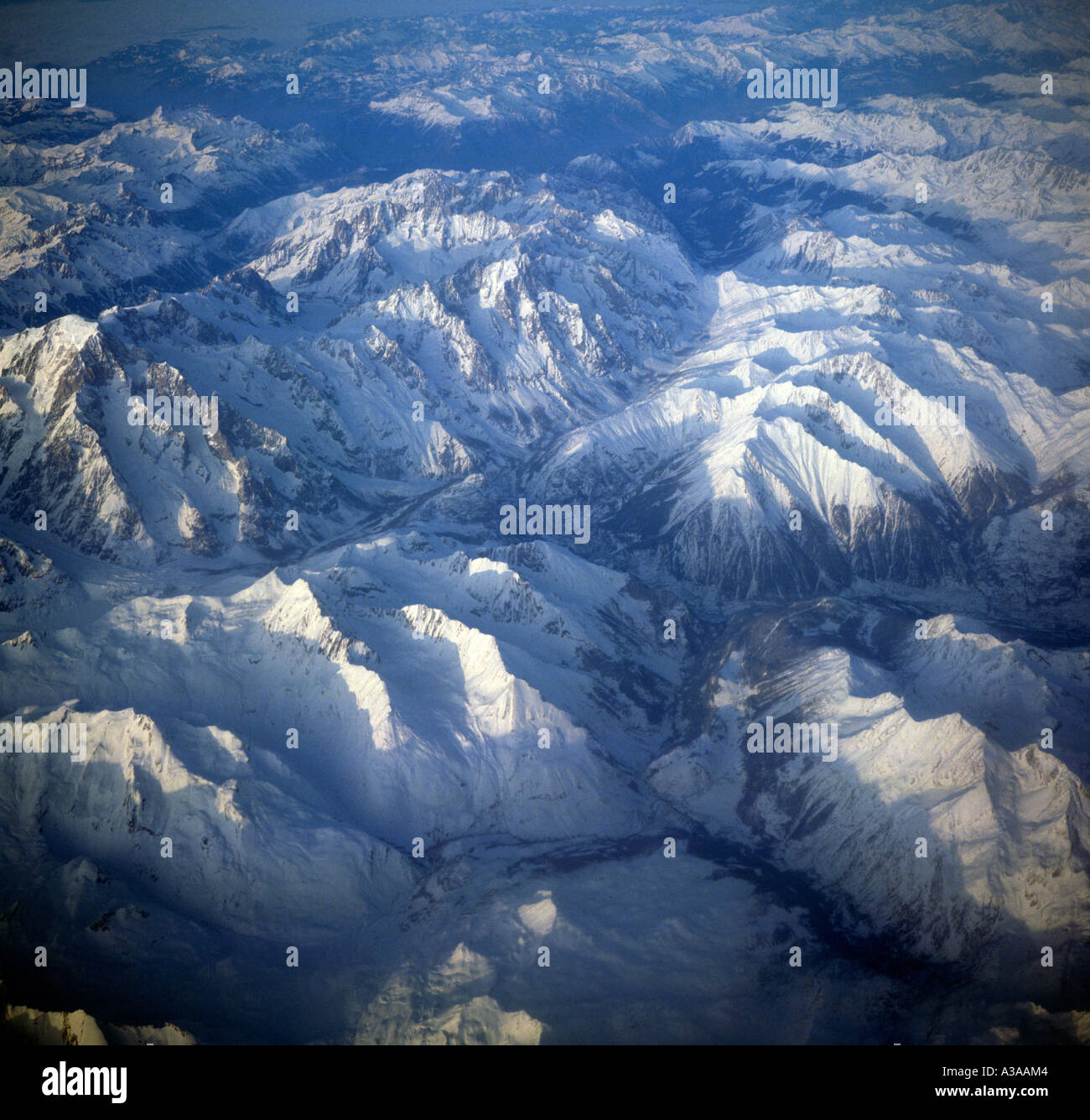 Vue aérienne de pics de montagne couverte de glace et de neige Banque D'Images