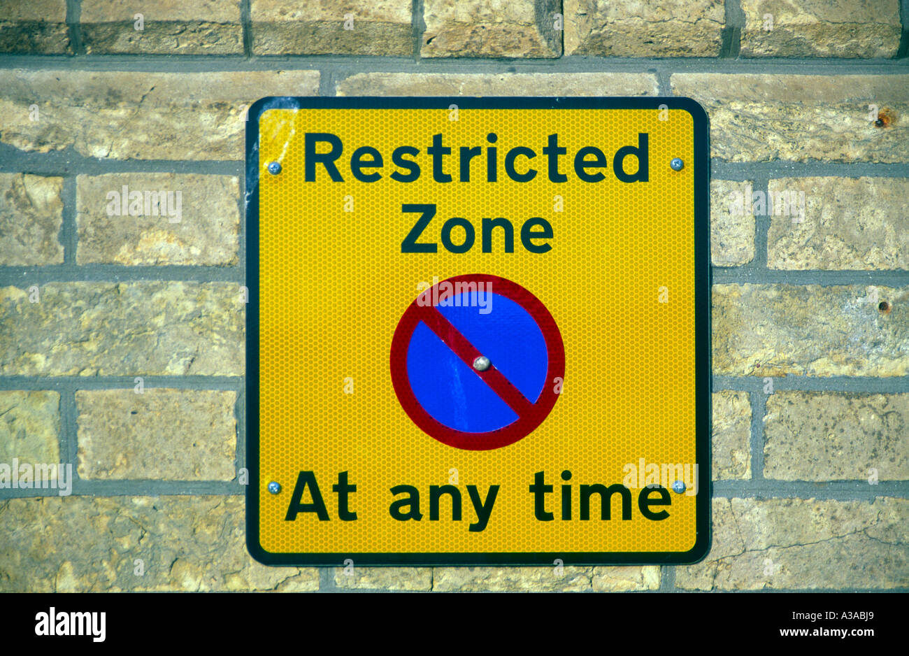 Zone de restriction rectangulaire jaune aucun stationnement street sign fixé sur mur de brique Banque D'Images Zone de restriction rectangulaire jaune aucun stationnement street sign fixé sur mur de brique Banque D'Images
