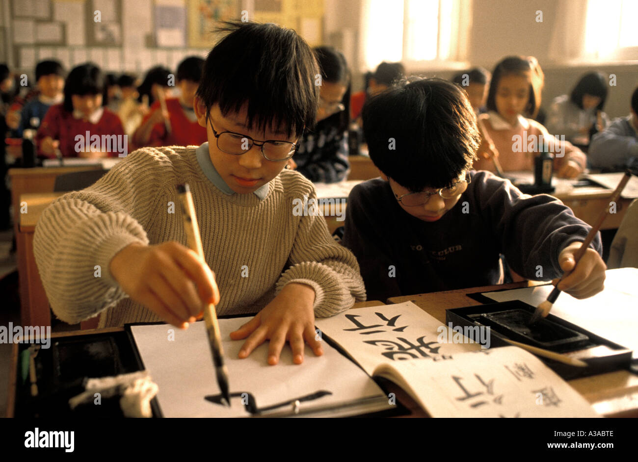 Cours de Calligraphie à l'École japonaise, Londres Banque D'Images