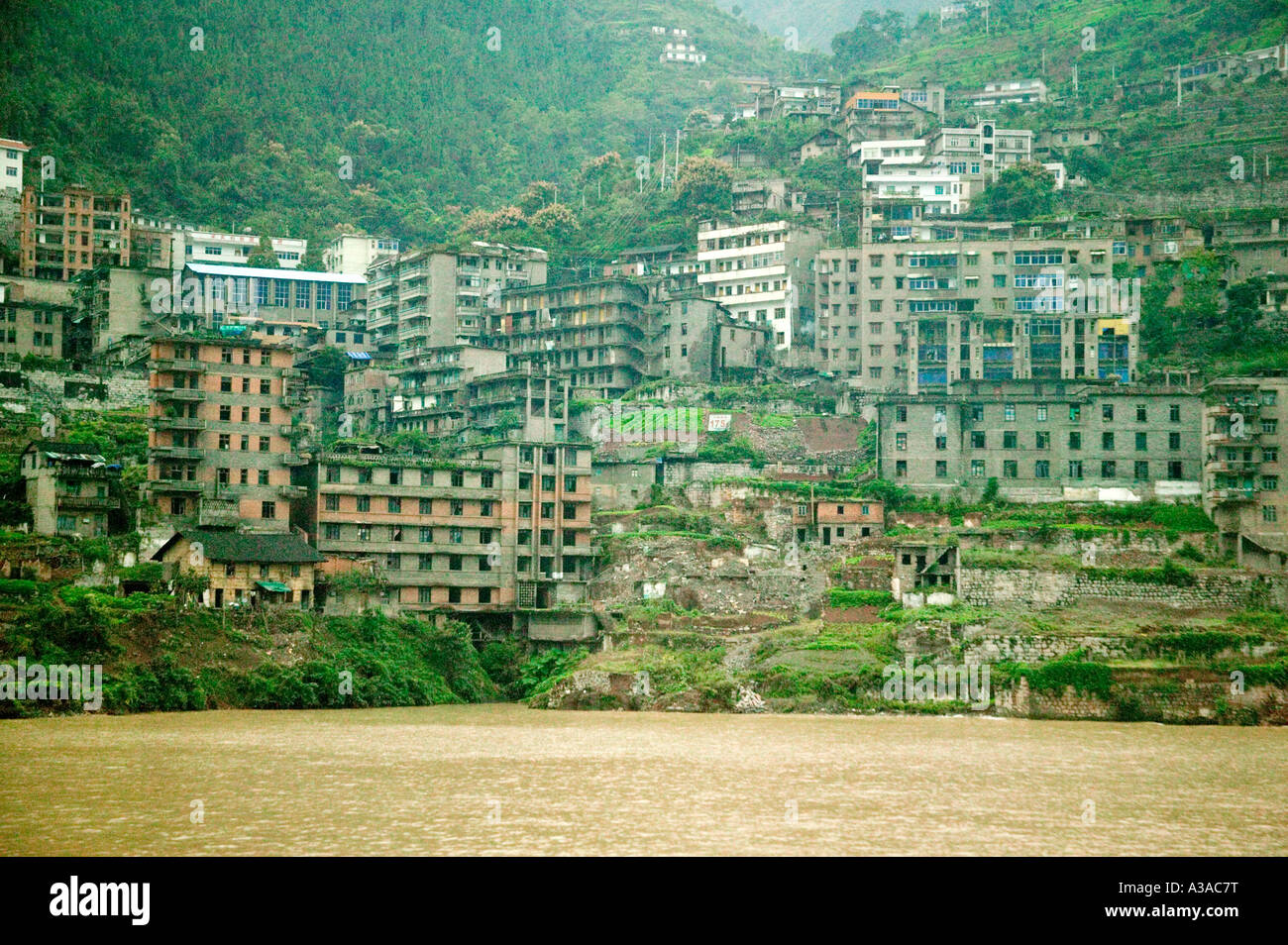 Ancien appartement maisons sur la rive de la rivière Yangtze, projet d'expansion, barrage des Trois Gorges, fleuve, Chine Banque D'Images