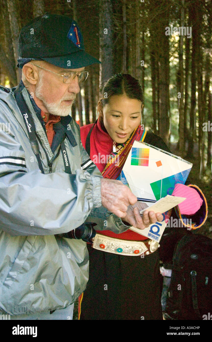 La conversation avec Tourisme photo tibétain, Jiuzhaigou, Chine Banque D'Images