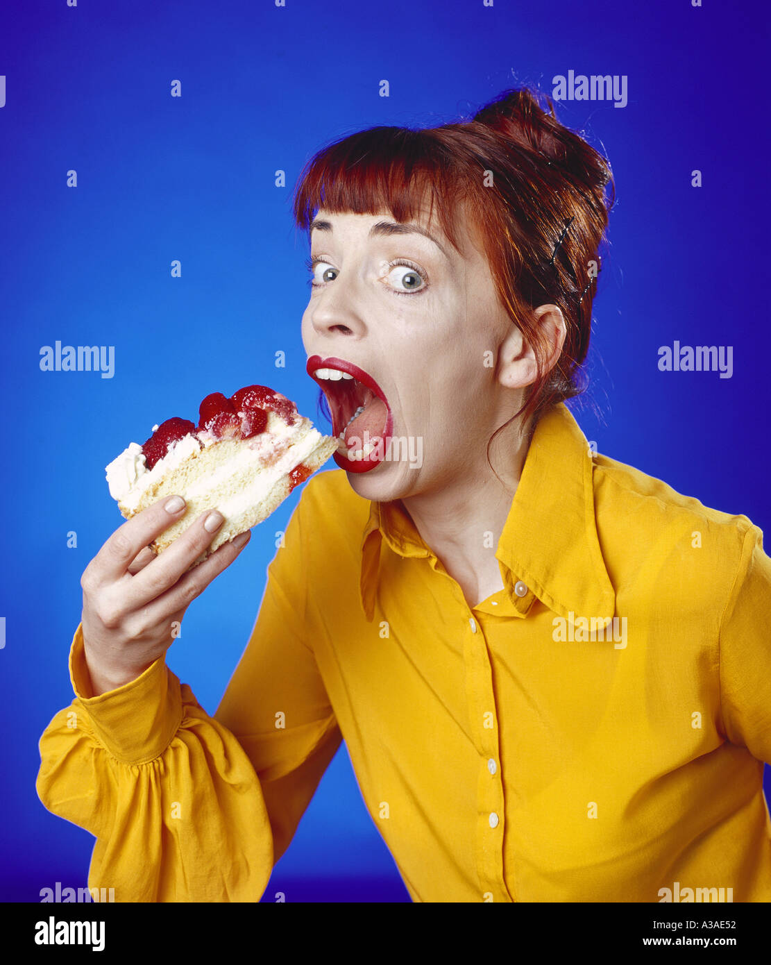 Girl eating cake Banque D'Images