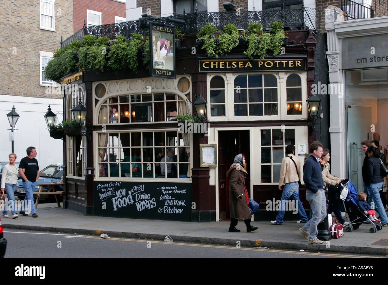 La Chelsea Potter un pub anglais traditionnel sur la Kings Road London UK Banque D'Images