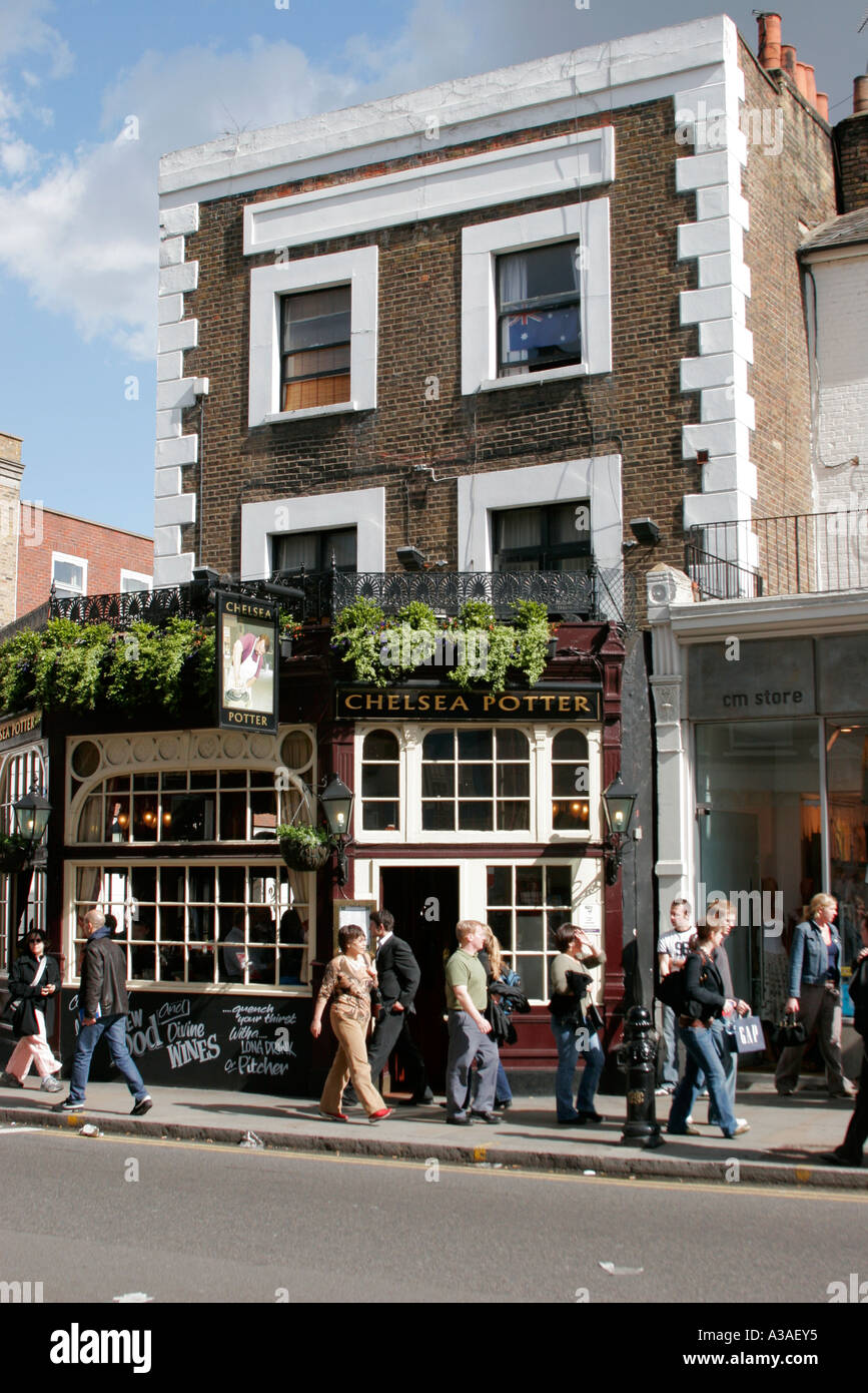 La Chelsea Potter un pub anglais traditionnel sur la Kings Road London UK Banque D'Images