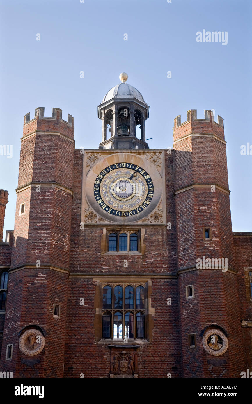 Horloge astronomique et tour de l'horloge (Anne Boleyn de passerelle). Cocardes en terre cuite par Giovanni da Maiano. Le Palais de Hampton Court. UK Banque D'Images