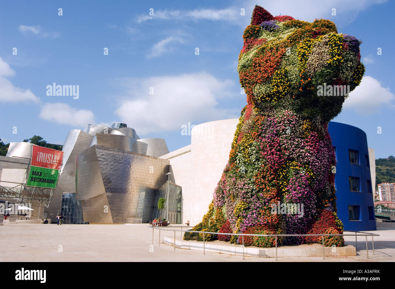 Espagne Pays Basque Bilbao Guggenheim Musée d'Art moderne conçu par Frank Gehry et arrangement de fleurs en forme de chien Banque D'Images