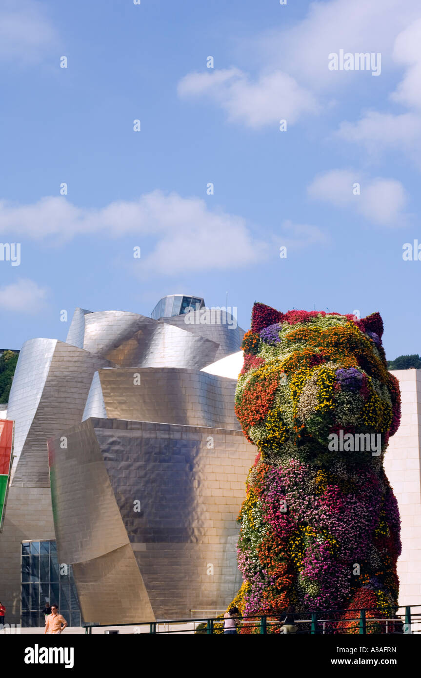 Espagne Pays Basque Bilbao Guggenheim Musée d'Art moderne conçu par Frank Gehry et arrangement de fleurs en forme de chien Banque D'Images