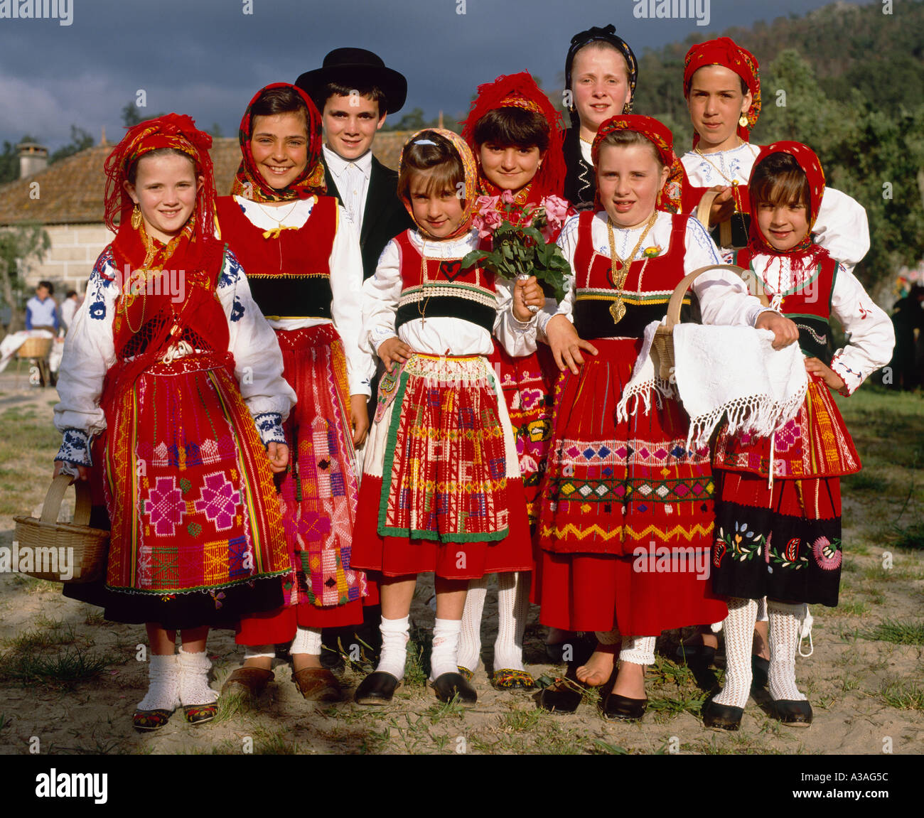 Groupe d'enfants dans le costume traditionnel de la Costa Verde au nord du  Portugal Photo Stock - Alamy