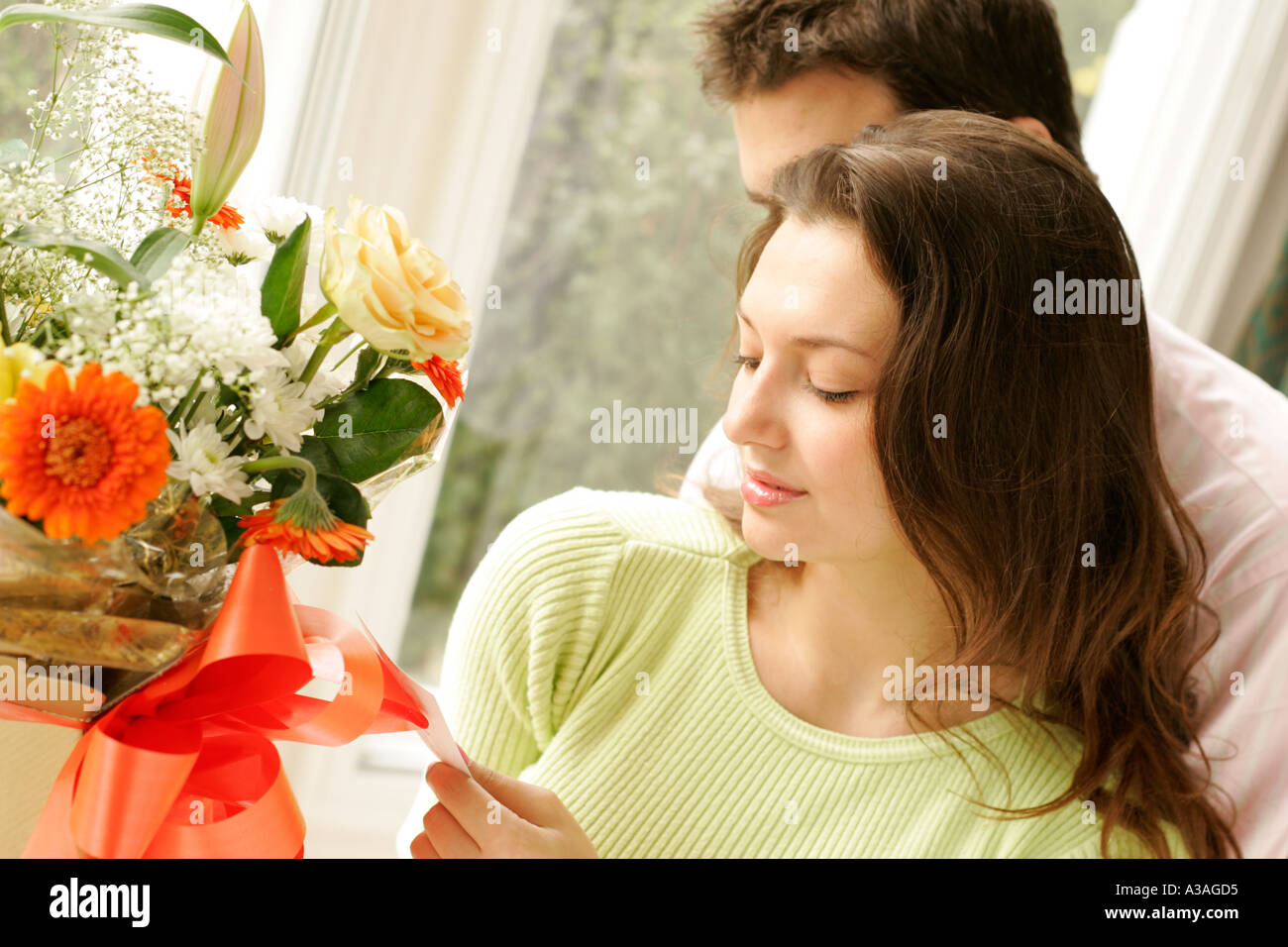 Jeune couple avec des fleurs Banque D'Images