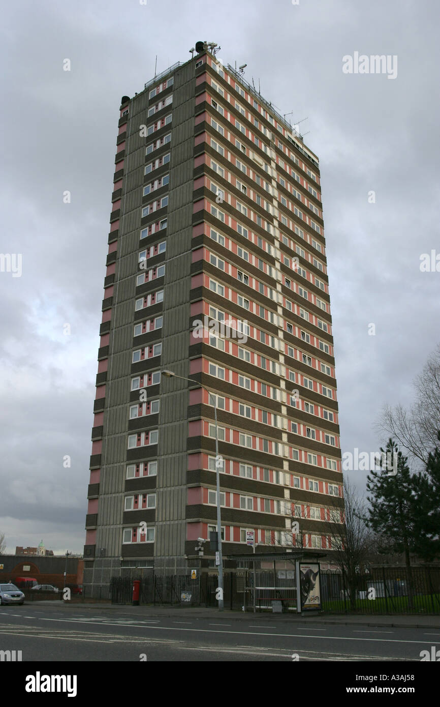 La tour de divis flats avec base de l'armée britannique sur le toit falls road à l'ouest de l'Irlande du Nord Belfast Banque D'Images