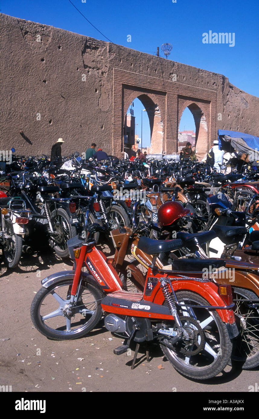 Les cyclomoteurs et scooters motos garées devant le mur de la ville de Marrakech Maroc Banque D'Images