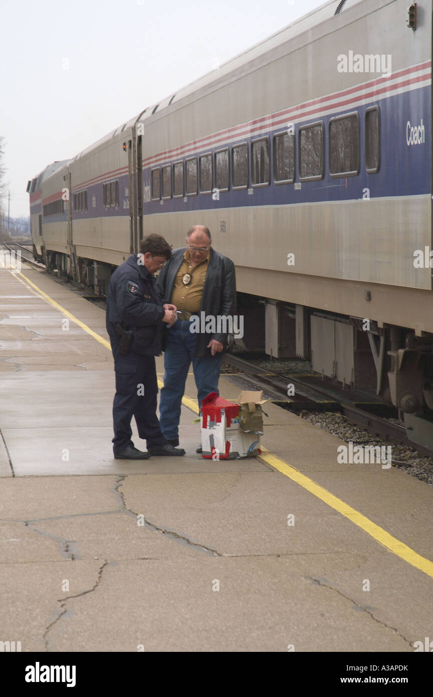 P26 008, Amtrak et Marshall nous douane Agent inspecter les colis suspect Banque D'Images