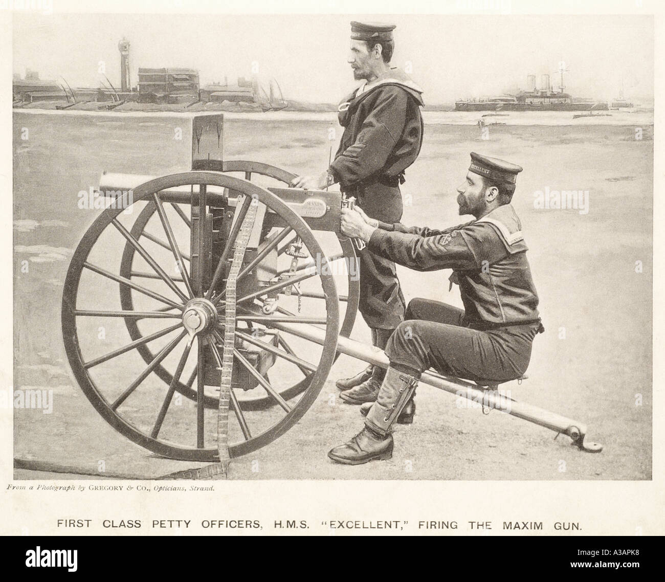 Le maître de 1re classe h m s Excellent lourd tir de mitrailleuse Maxim histoire navale marine 1895 port port arme militaire roya Banque D'Images