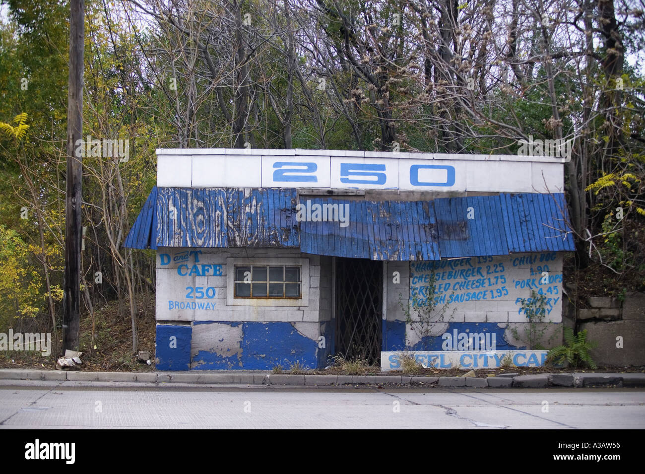 Bâtiment abandonné sur une rue vide Banque D'Images