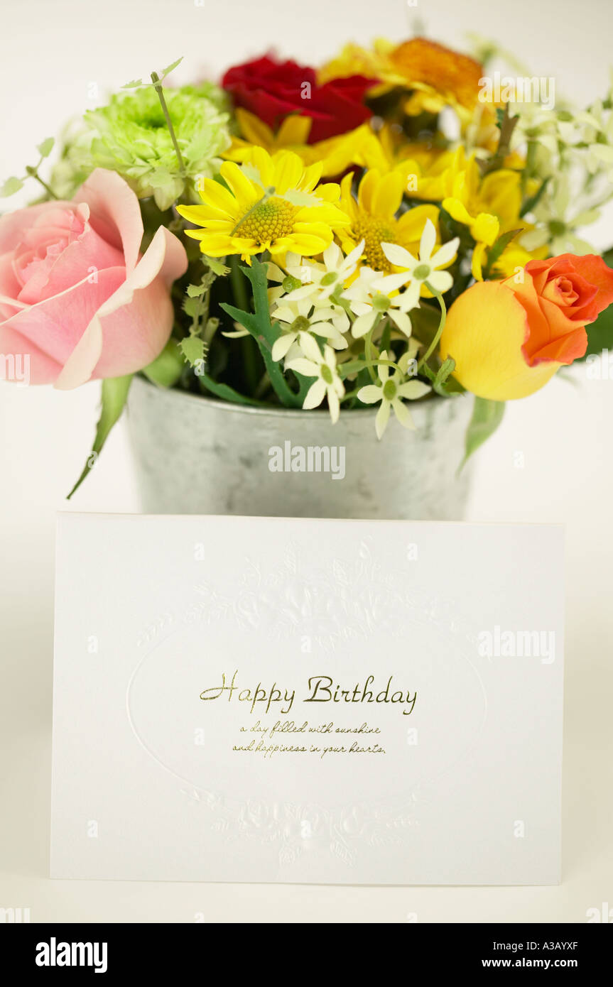 Un bouquet de fleurs colorées et d'une carte d'anniversaire Banque D'Images