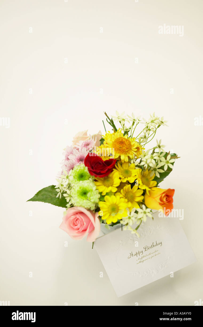 Un bouquet de fleurs colorées et d'une carte d'anniversaire Banque D'Images