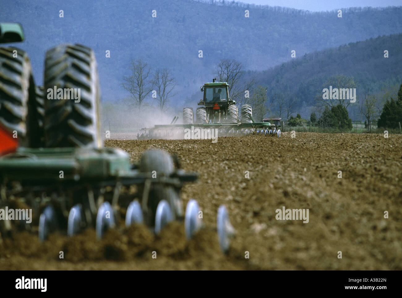 JOHN DEERE 8480 TRACTEUR DISKING / VIRGINIA Banque D'Images