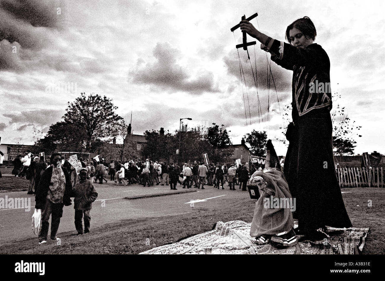 Girl doing Street Theatre Burgess Park Londres Angleterre Royaume-uni Grande-Bretagne Banque D'Images
