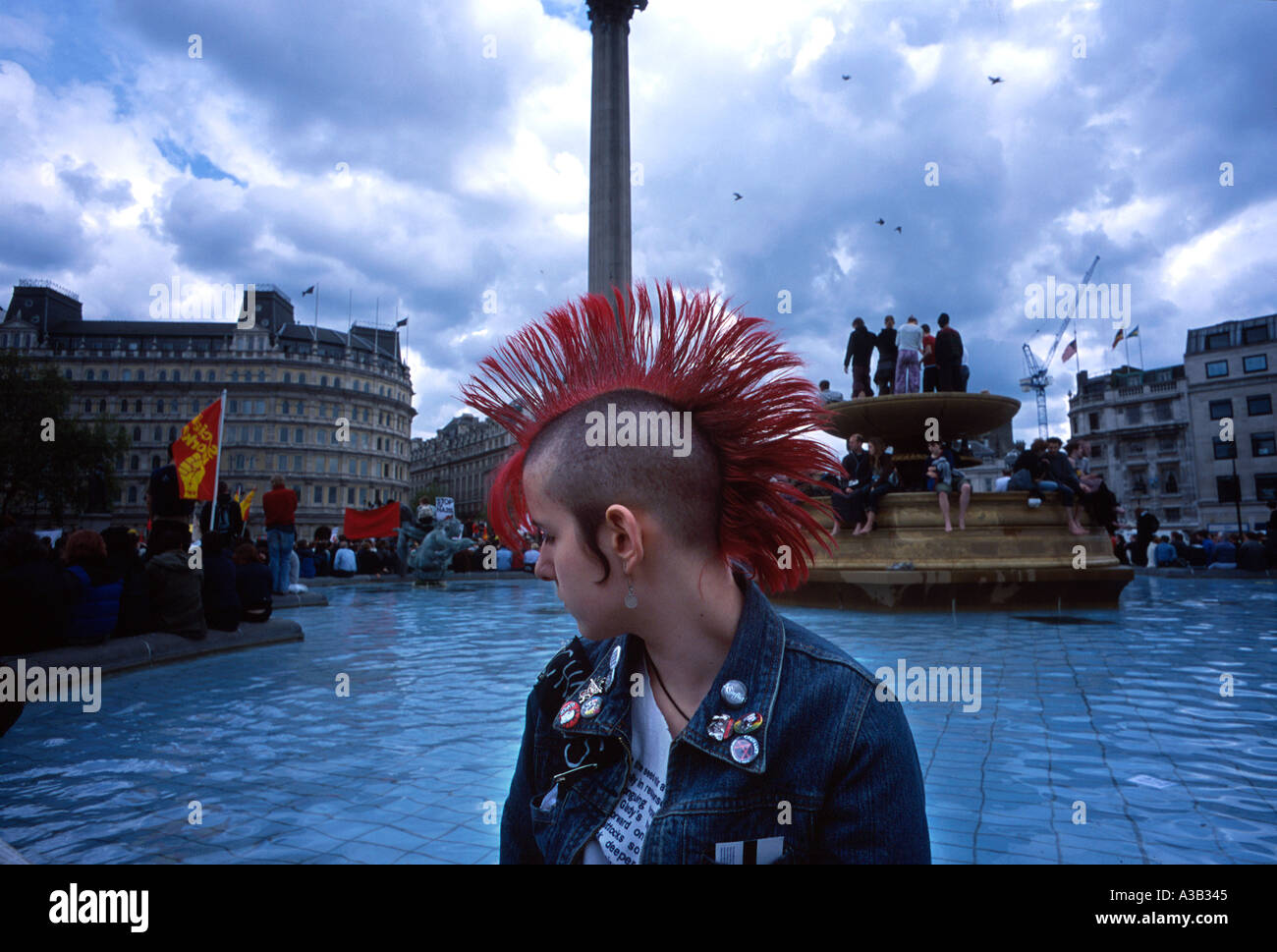 Jeune fille punk à Trafalgar Square Londres Grande-Bretagne Angleterre UK Banque D'Images