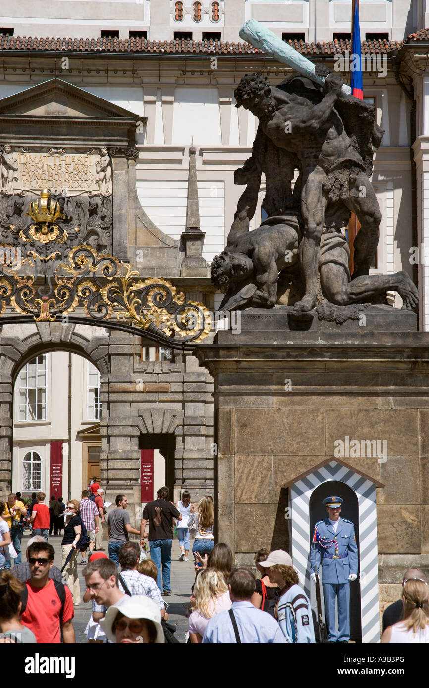 République Tchèque Bohemia Prague Castle Hradcany touristes à l'entrée avec sentry guard à poster sous statue de géants par Platzer Banque D'Images