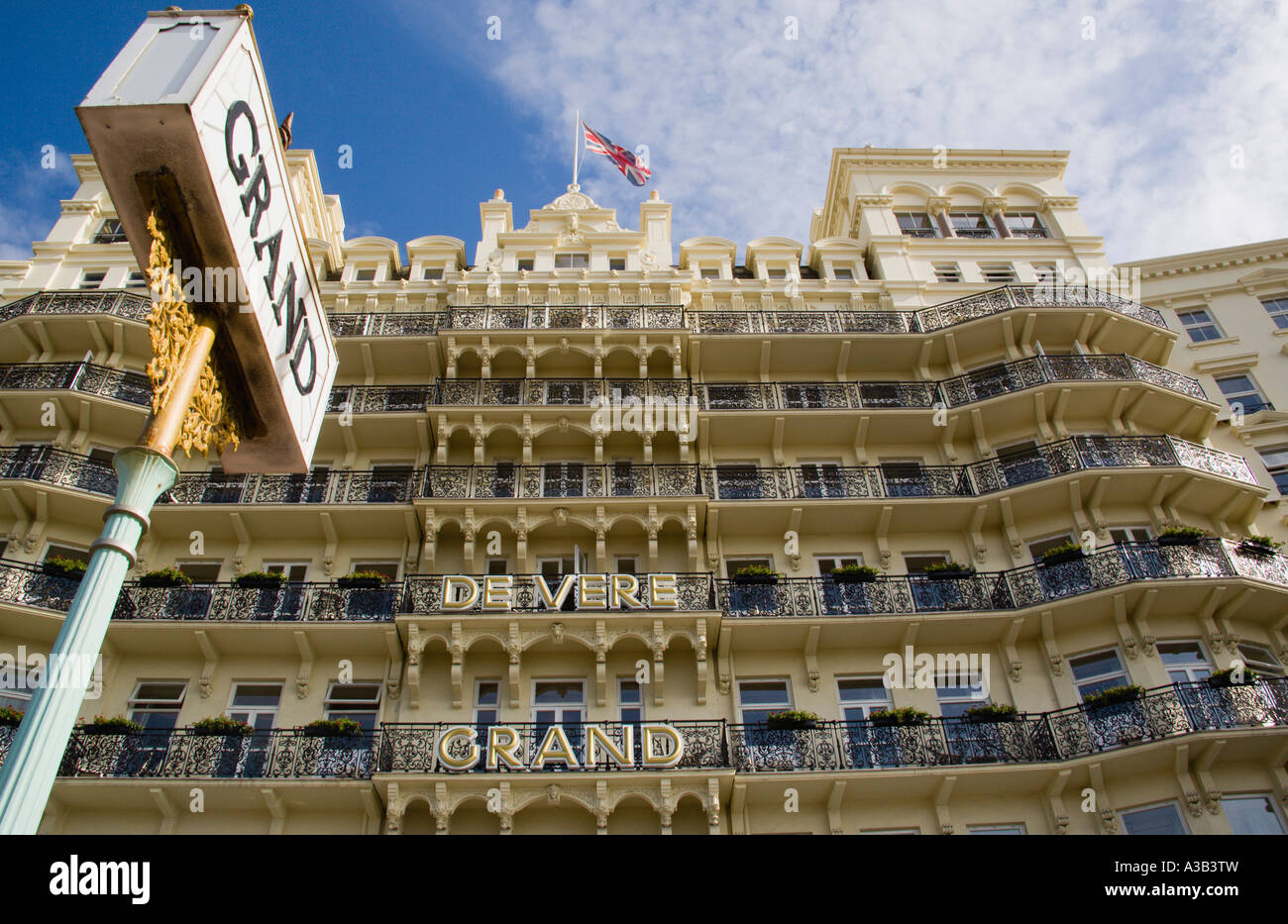 Angleterre East Sussex Brighton 5 étoiles De Vere Grand Hotel sur le front de mer de la station balnéaire de la côte sud avec Union Jack flag Banque D'Images