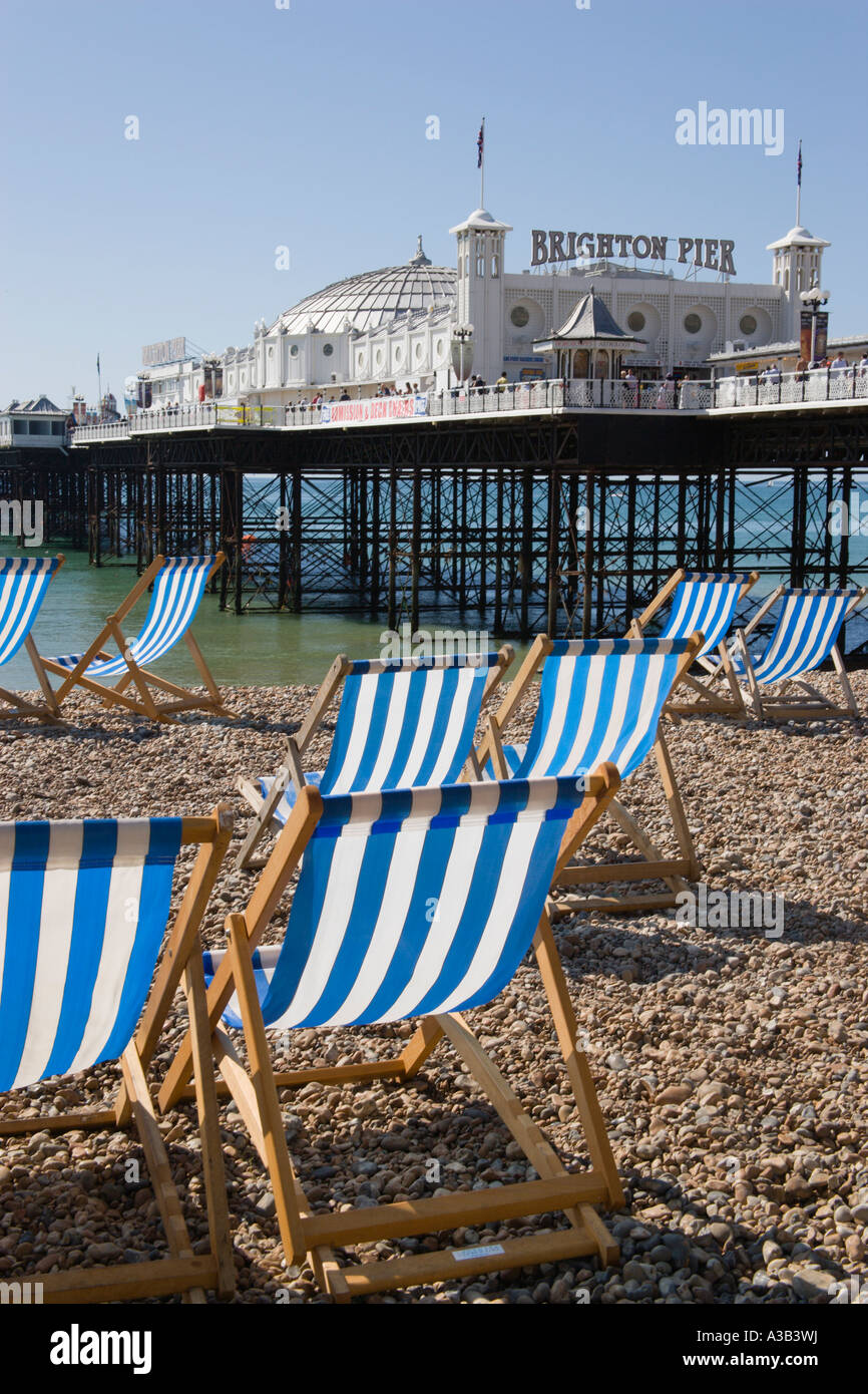 Angleterre East Sussex Brighton Pier et Plage avec chaises vides à pebble plage de galets Banque D'Images