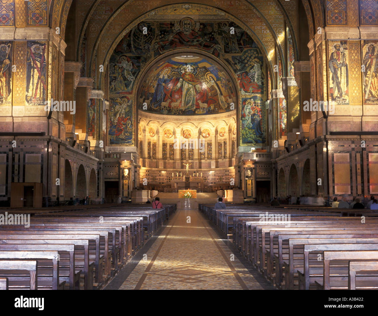 Intérieur de la basilique de Sainte Thérèse Lisieux France Banque D'Images