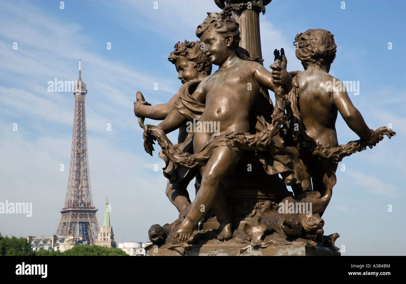 FRANCE Ile de France Paris Pont Alexandre III Art Nouveau pont angelots sur un lampadaire avec Eiffel Tower à distance Banque D'Images