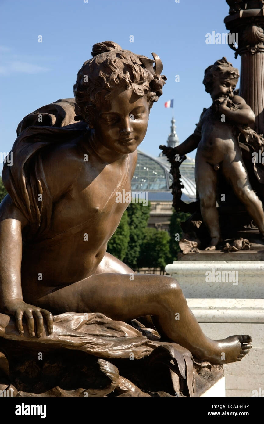 FRANCE Ile de France Paris Ponte pont Alexandre III Bronze Art Nouveau angelots sur un lampadaire Ponte pont Alexandre III Banque D'Images