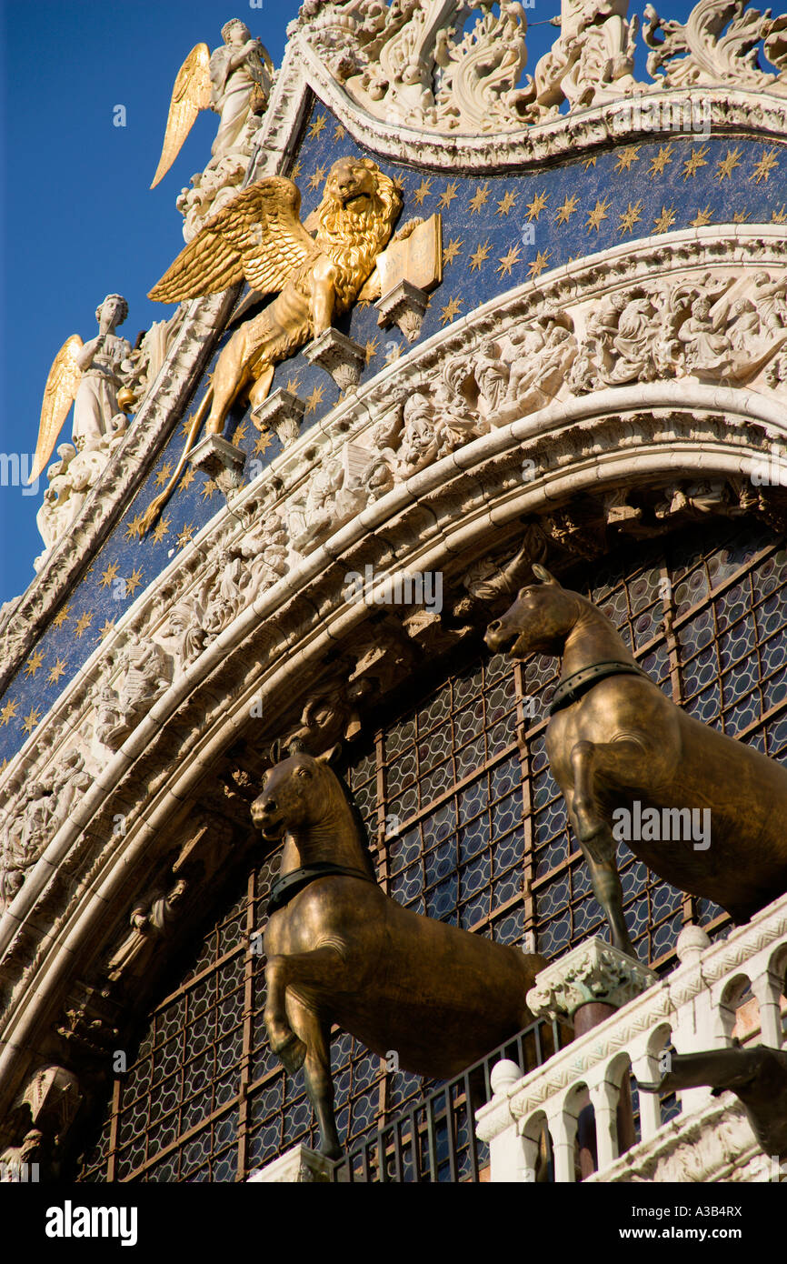 Italie Vénétie Venise deux des quatre chevaux de bronze de Saint Marc sur la façade de la basilique l'église de San Marco à la place St Marc Banque D'Images