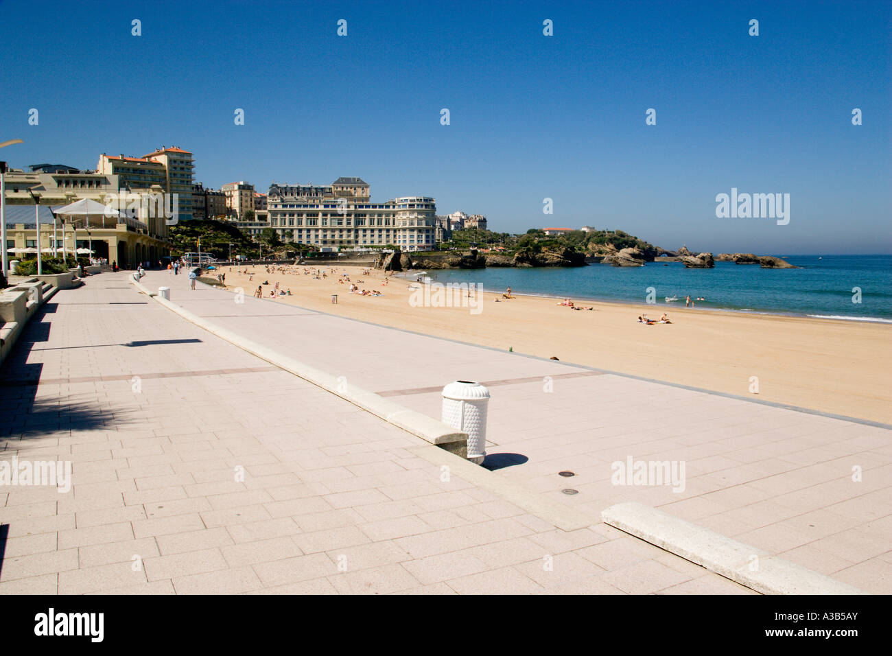 FRANCE Aquitaine Pyrénées Atlantique Biarritz Grande Plage promenade du front de mer en face de la ville sur la côte Atlantique Banque D'Images