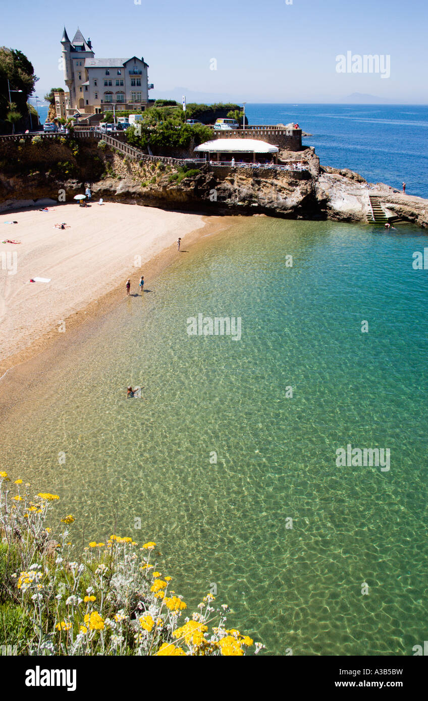 FRANCE Aquitaine Pyrénées Atlantique Biarritz plage de Port-Vieux beach  avec des gens de mer et sur le sable en dessous de restaurant de fruits de  mer Photo Stock - Alamy