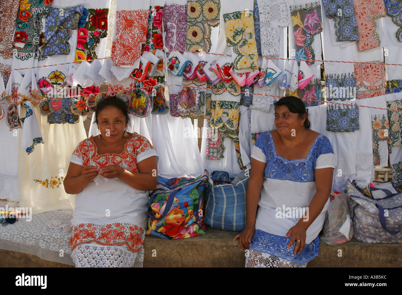 Mesdames maya de vendre leur artisanat Yucatan Mexique Banque D'Images