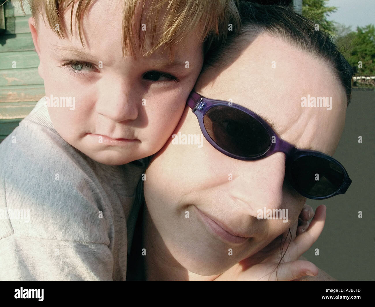 Femme et enfant hugging Banque D'Images