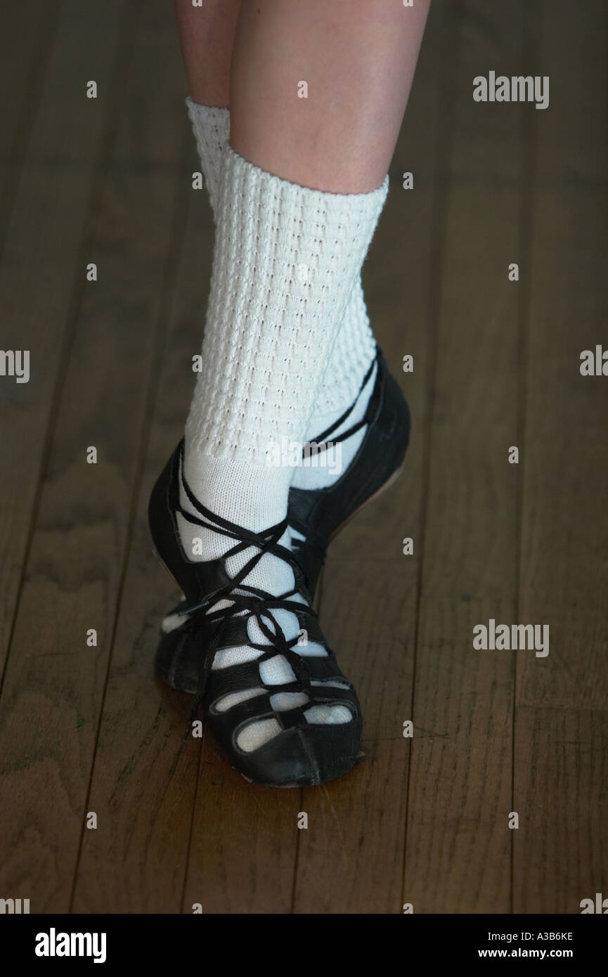 Une fille danse irlandaise dans les chaussures Photo Stock - Alamy