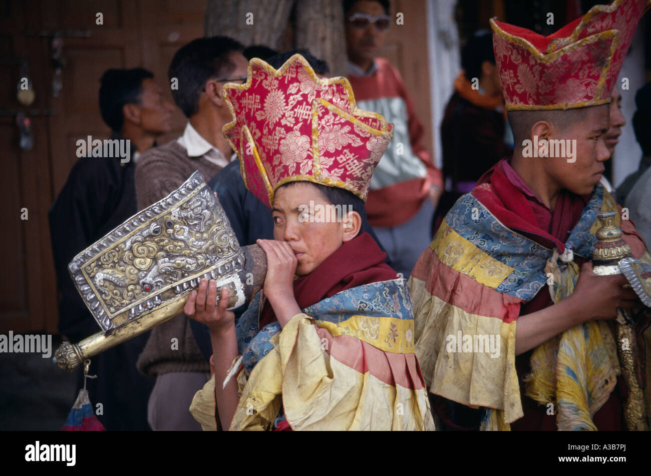 L'INDE L'Asie du Sud Ladakh bouddhiste tibétain musique Jeunes Lamas jouant le Shankh ou conque corne Banque D'Images