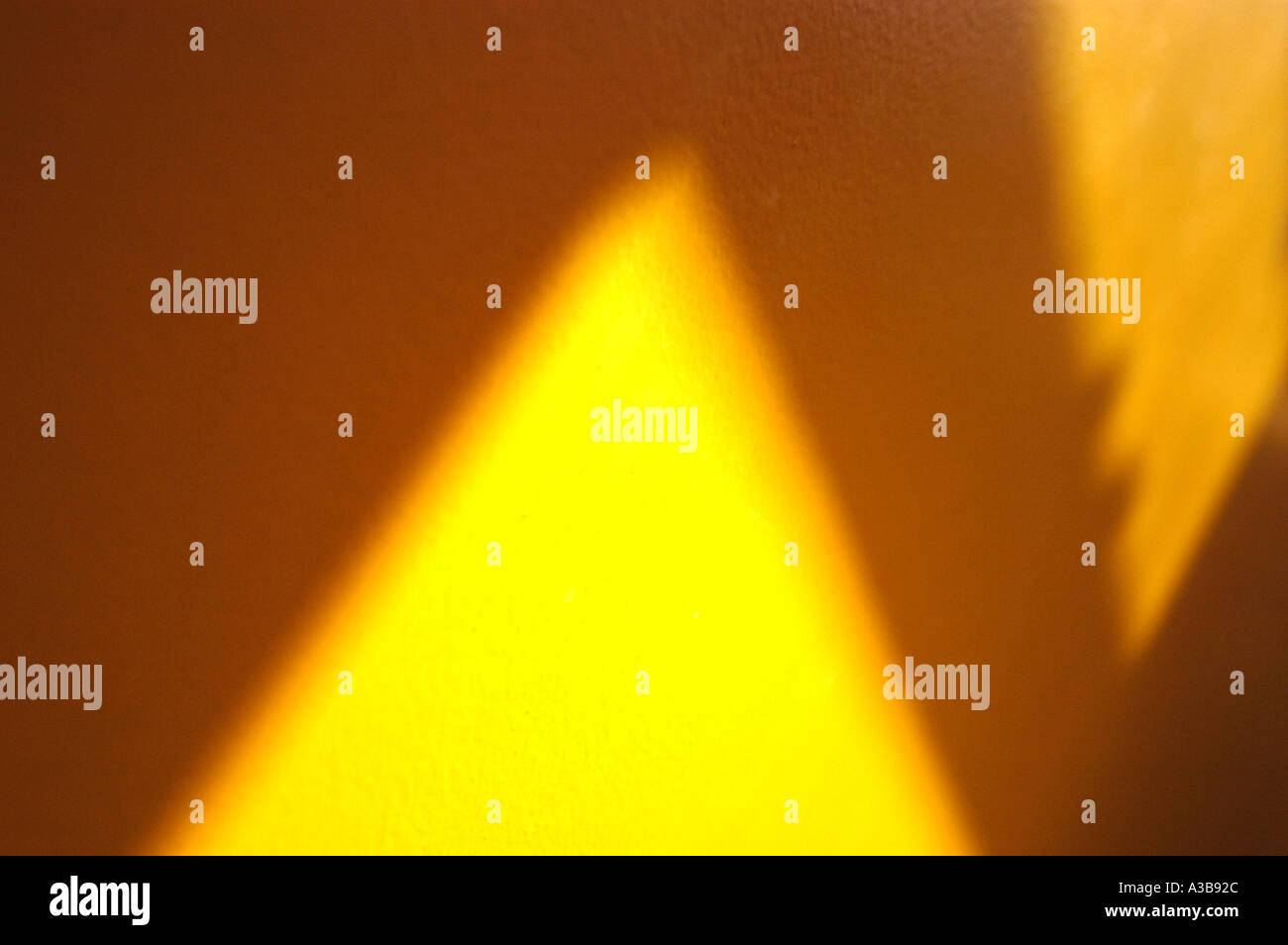 Ombres orange sur un mur peint en jaune, sur l'escalier du grand magasin de Barkers à Tunbridge Wells. Maintenant Wagamama. Banque D'Images