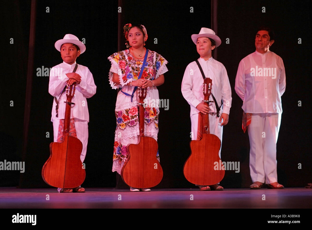 Musique, chansons et danse exécutée par des enfants du Yucatan, Merida, Mexique Banque D'Images