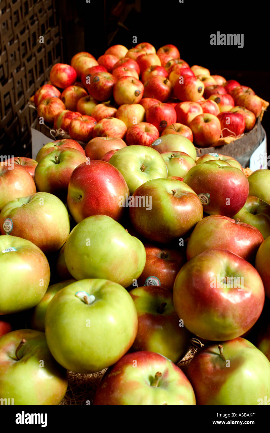 Boîtes de pommes rouges et vertes au marché Banque D'Images
