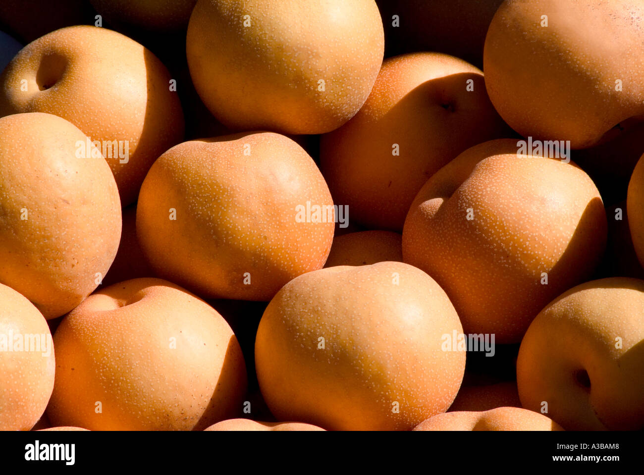 Sunlit pommes empilées dans un marché Banque D'Images