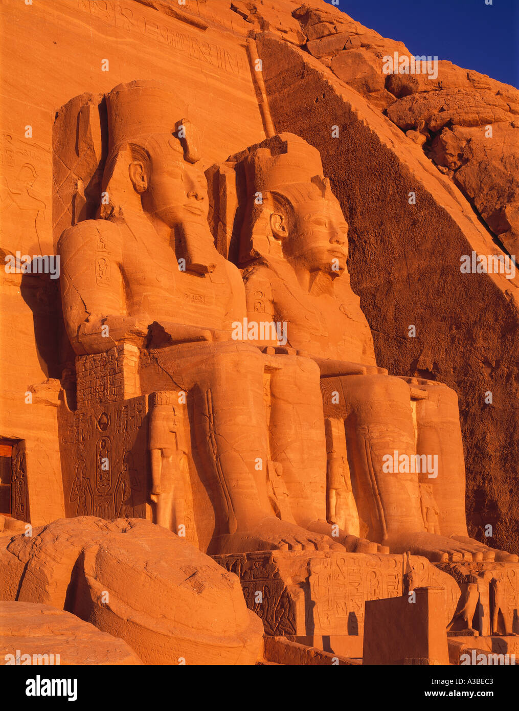 D'énormes statues de Ramsses II Abu Simbel Egypte Banque D'Images