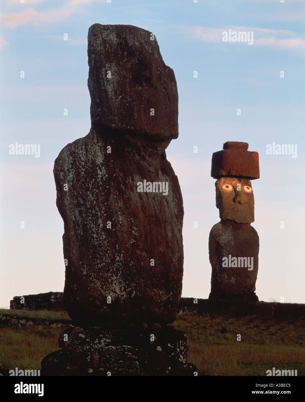À l'aube des statues Moai Ahu Ko Te Riku l'île de Pâques Chili Banque D'Images