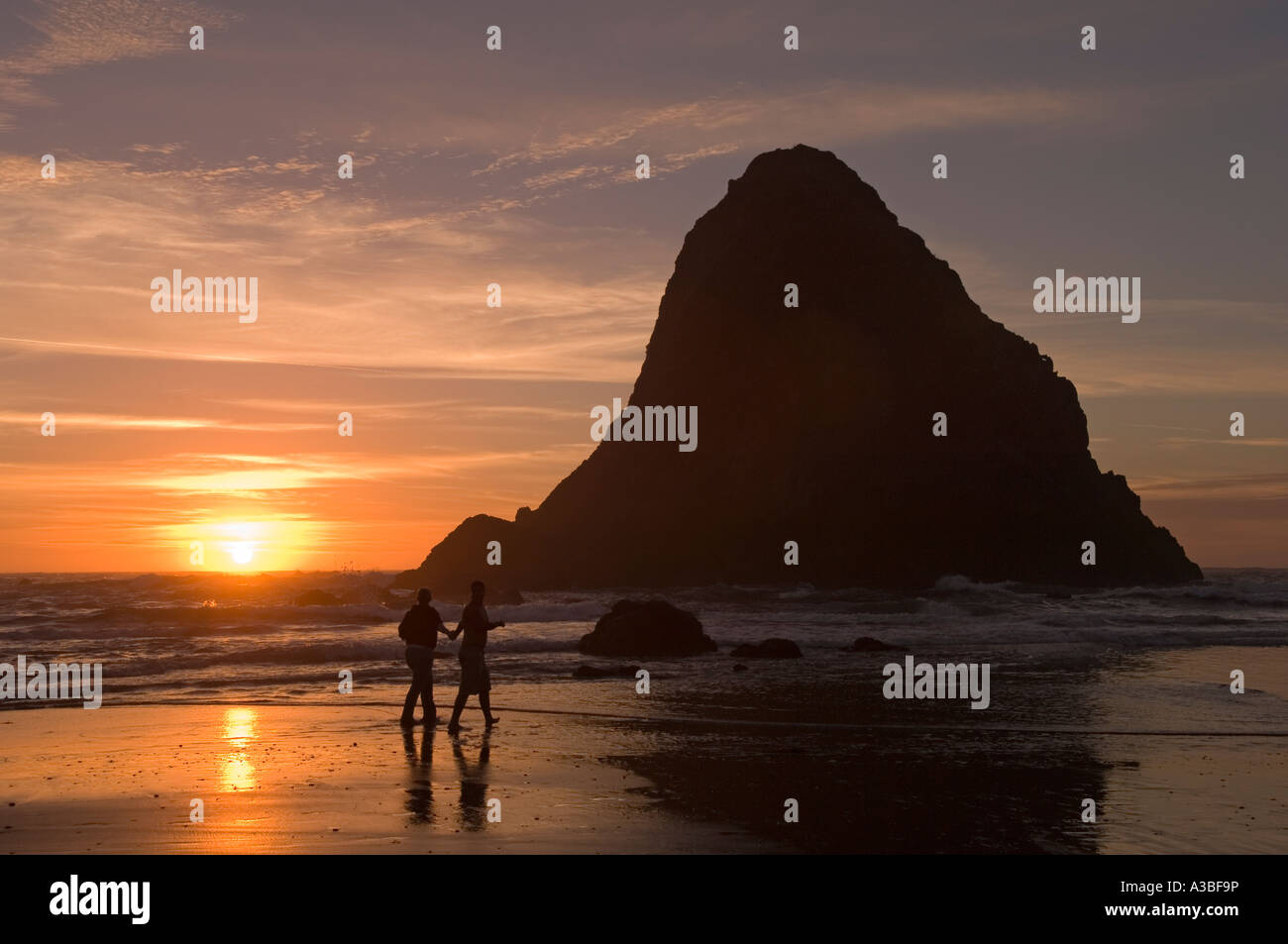 Couple et pile au coucher du soleil sur la mer Whaleshead Beach Samuel H Boardman corridor panoramique de l'état de la côte sud de l'Oregon Banque D'Images Couple et pile au coucher du soleil sur la mer Whaleshead Beach Samuel H Boardman corridor panoramique de l'état de la côte sud de l'Oregon Banque D'Images