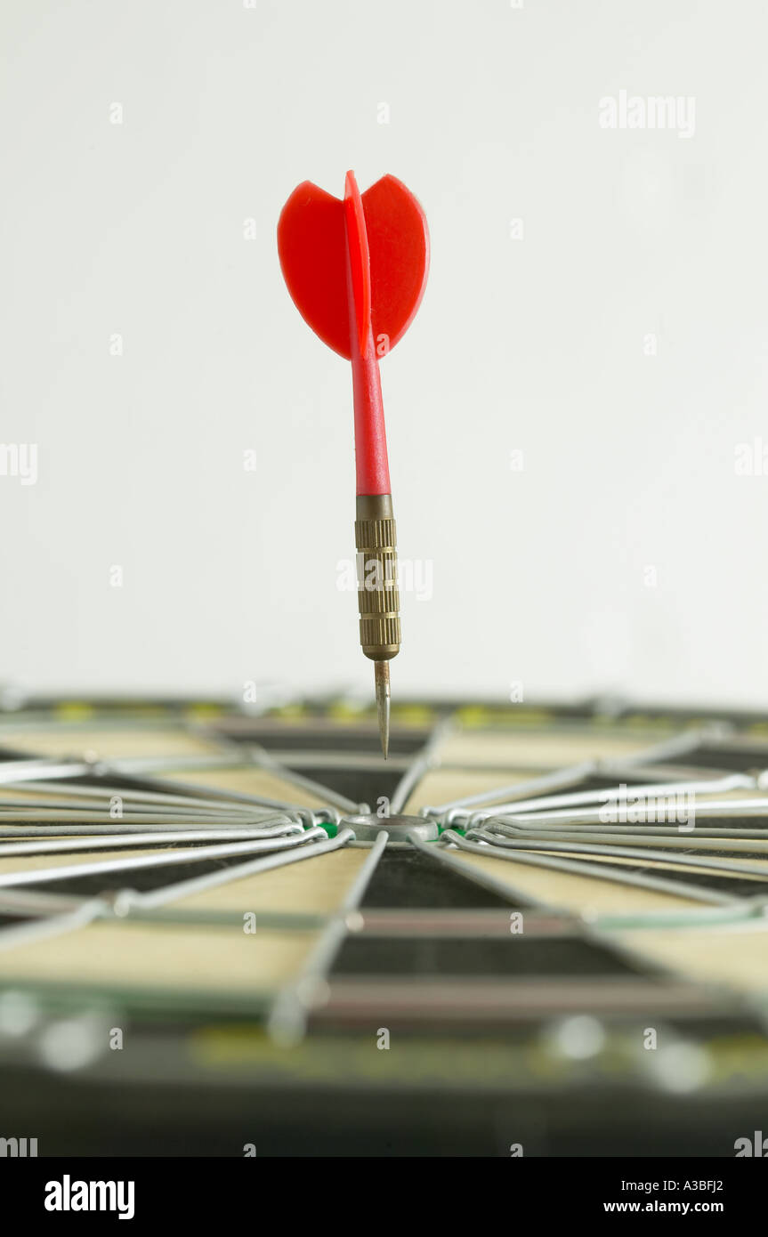 Près d'une fléchette atteint sur son objectif Banque D'Images